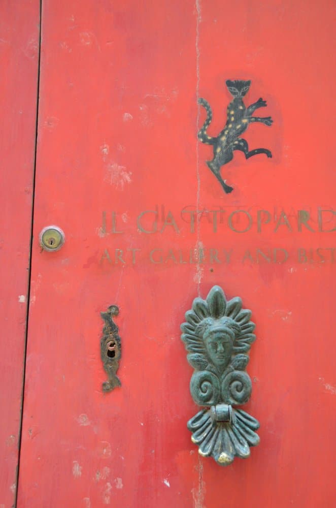Malta, Mdina – cat on door, Feb. 2013 (Mdia)