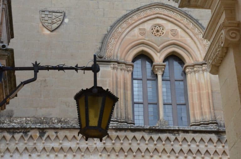 Malta, Mdina – lamp and window, Feb. 2013 (Mdia)