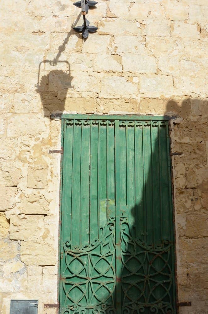 Malta, Mdina – lamp and green door, Feb. 2013 (Mdia)