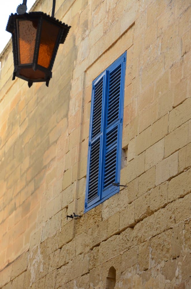 Malta, Mdina – lamp and blue window, Feb. 2013 (Mdia)