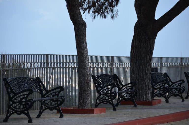Malta, Mdina – fence and benches, Feb. 2013 (Mdia)