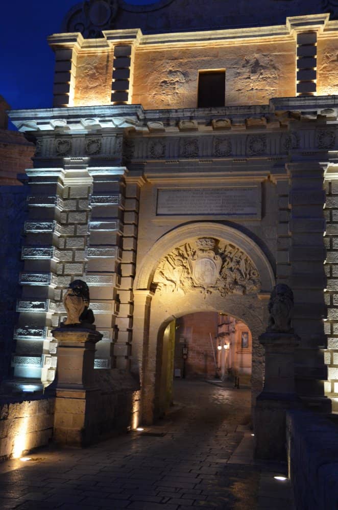 Malta, Mdina – gate at night, Feb. 2013 (Mdia)