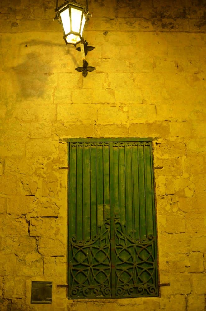 Malta, Mdina – door and lamp at night, Feb. 2013 (Mdia)