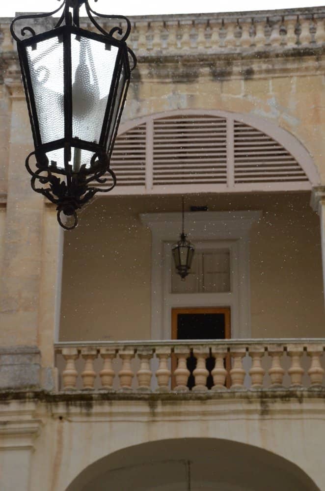 Malta, Medina – lampione e pioggia, febbraio 2013 (Medina)