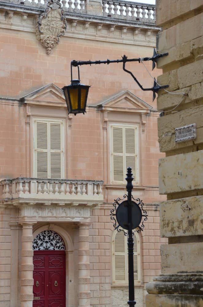 Malta, Mdina – red door and lamp, Feb. 2013 (Mdia)