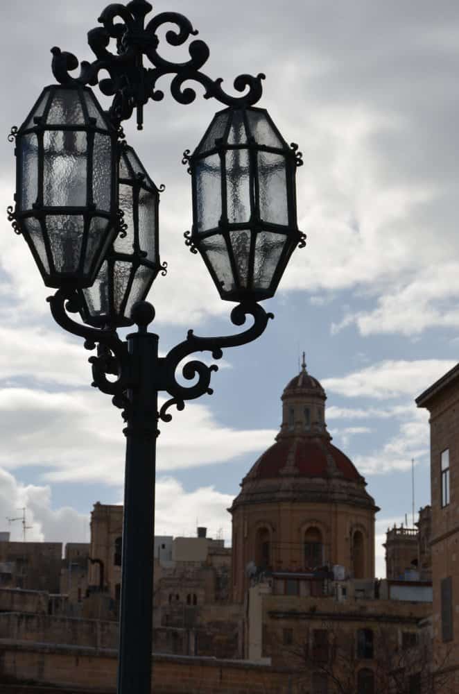 Malta, Valleta – lamp and dome, Feb.2013 (Valletta)