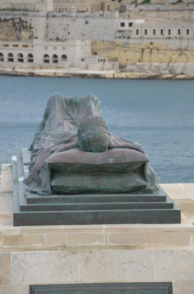 Malta, Valleta – statue, Feb.2013 (Valletta)