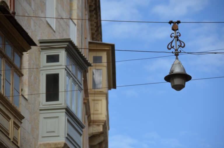 Malta, Mdina – lamp and bay window, Feb. 2013 (Valletta)