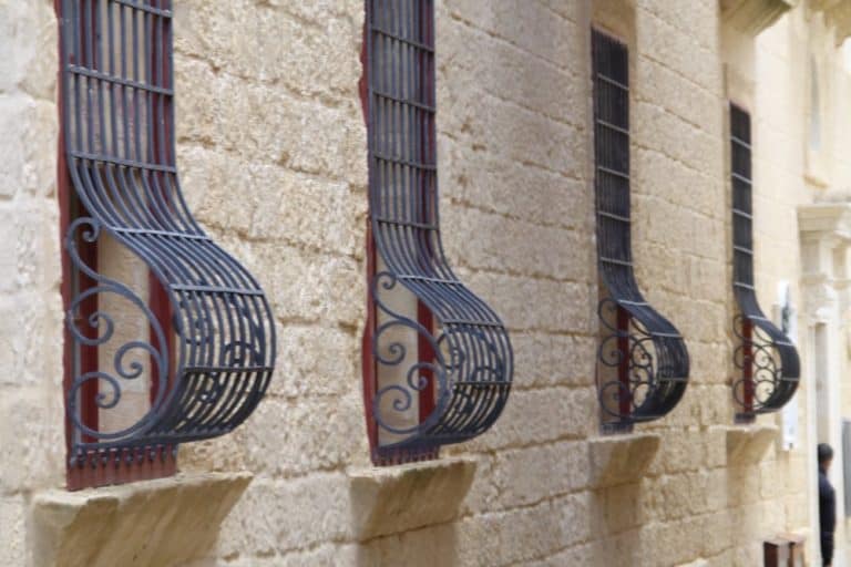 Malta, Mdina – protected windows, Feb. 2013 (Mdia)