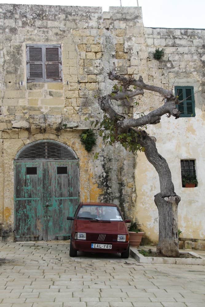 Malta, Mdina – old car and old house, Feb. 2013 (Mdia)