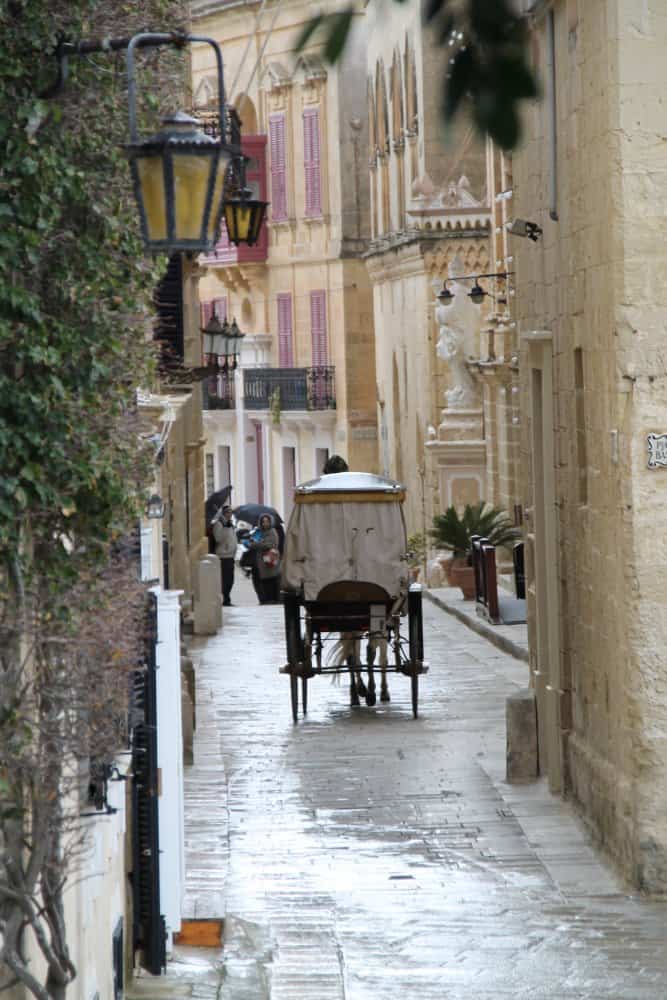 Malta, Mdina – a street with a carriage, Feb. 2013 (Mdia)