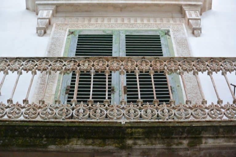 イタリア、マルティーナ・フランカ－豪華な手すり 2013年11月 (プーリア州)