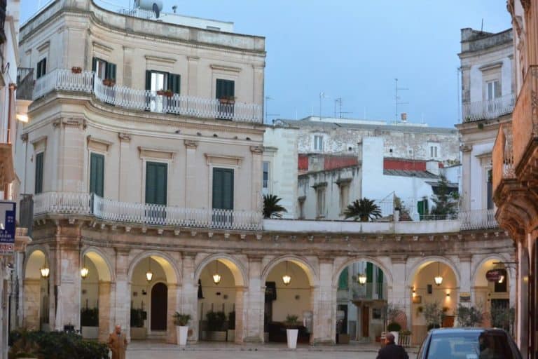 イタリア、マルティーナ・フランカ－広場 2013年11月 (プーリア州)