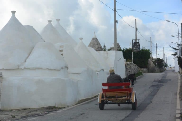 イタリア、マルティーナ・フランカ－馬車が行く通り 2013年11月 (プーリア州)