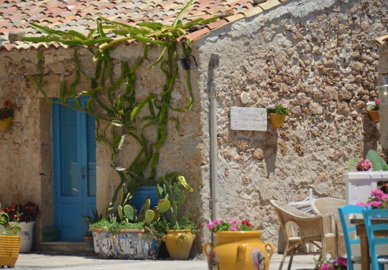 La bella spiaggia e il villaggio di pescatori turistico