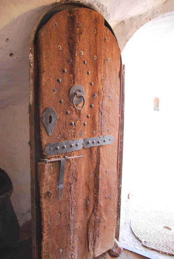 Tunisia, Medenine – wooden door, Dec.2008 (Medenine)