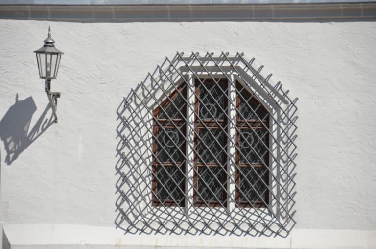 town – lamp, window and shadows, Aug.2015 (Meissen)