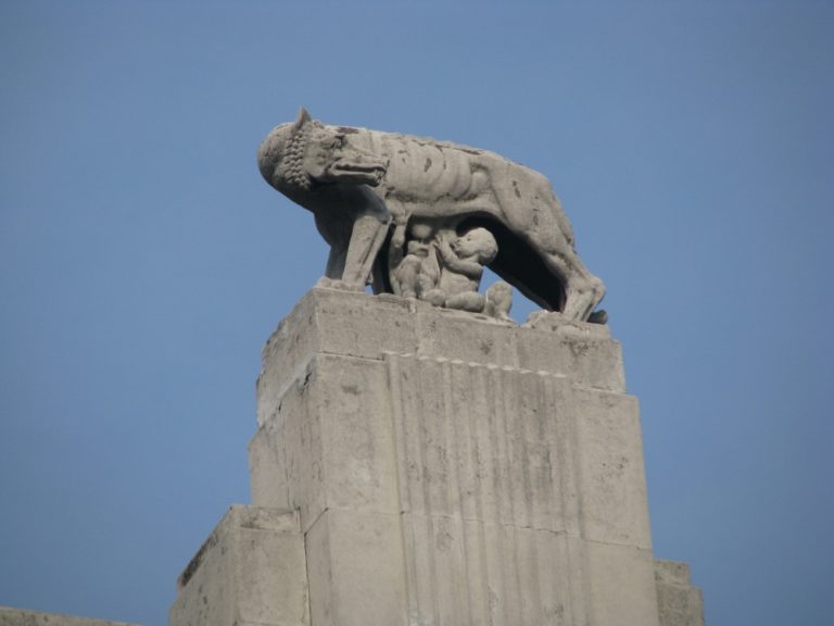 station – statue, Oct.2015 (Milan)