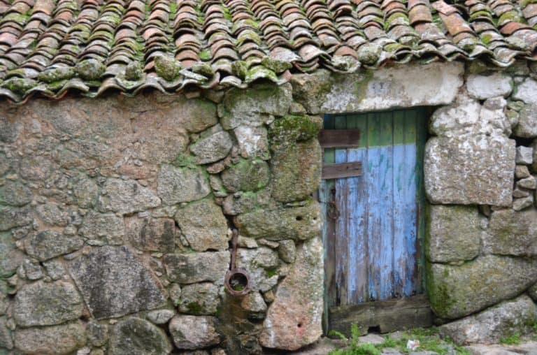 Portugal, Monsanto – blue door, Nov.2014 (Monsanto)