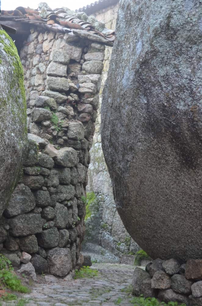 Portugal, Monsanto – boulder and stone wall, Nov.2014 (Monsanto)