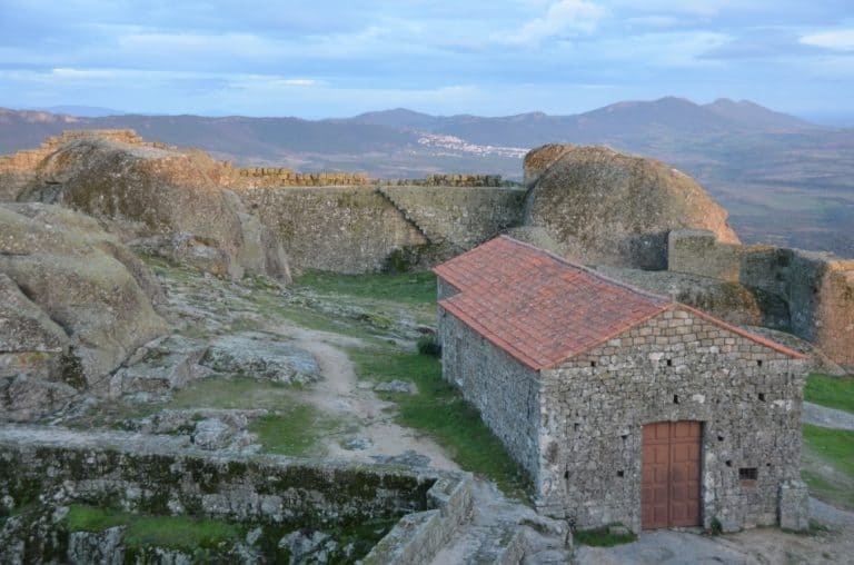 Portugal, Monsanto – house on top, Nov.2014 (Monsanto)