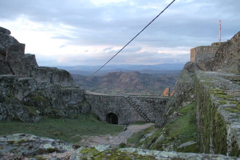 Ruina de un castillo en la cima