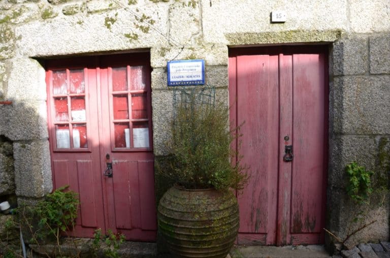 Portugal, Monsanto – red doors, Nov.2014 (Monsanto)