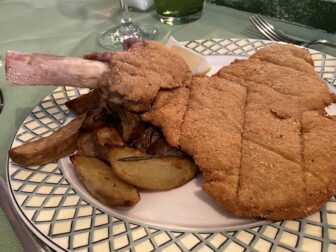 Cotoletta alla Milanese al Osteria del Cavolo