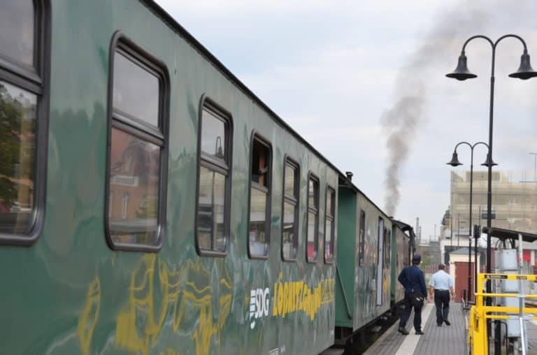 Un lento viaggio in locomotiva e in carrozza