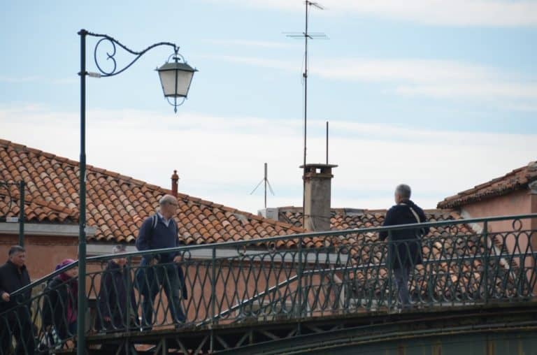 Murano – persone che attraversano il ponte, Ott.2015 (Venezia)