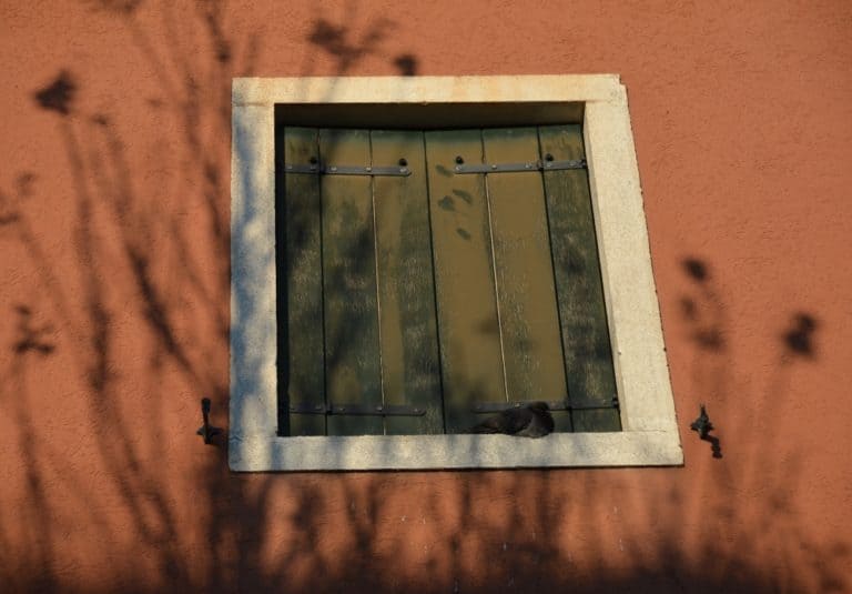Murano – window and shadows, Oct.2015 (Venecia)