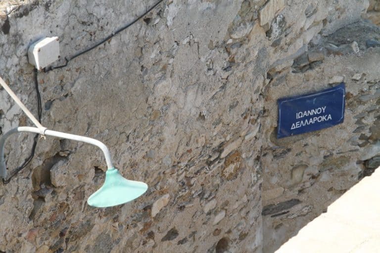 Grecia, Naxos – lampione e muro, agosto 2013 (Naxos)