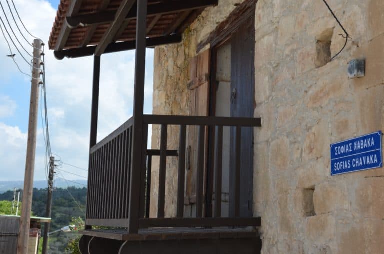 Neokhorio – balcony and wires, Apr.2015