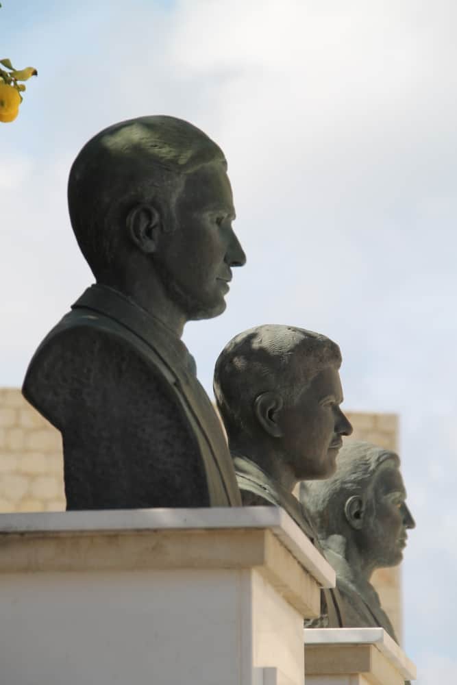 Neokhorio – busts, Apr.2015