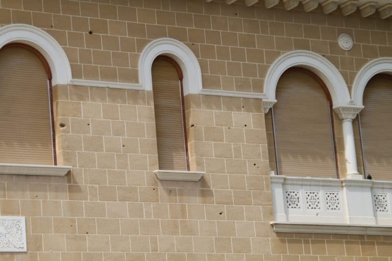 Palazzo dell’Arcivescovo – buchi dei proiettili, Mar.2015 (Nicosia la capitale di Cipro)