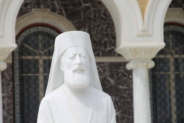 Archbishop’s Palace – statue, Mar.2015 (Nicosia)