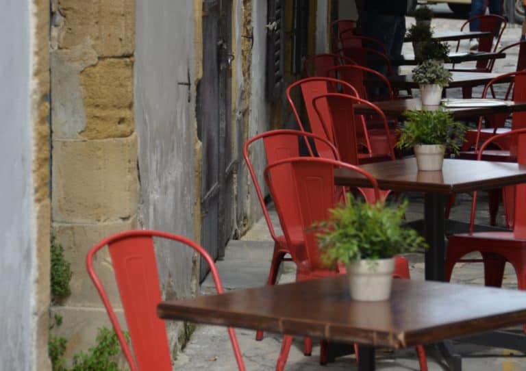 città – tavoli e sedie, Mar.2015 (Nicosia la capitale di Cipro)