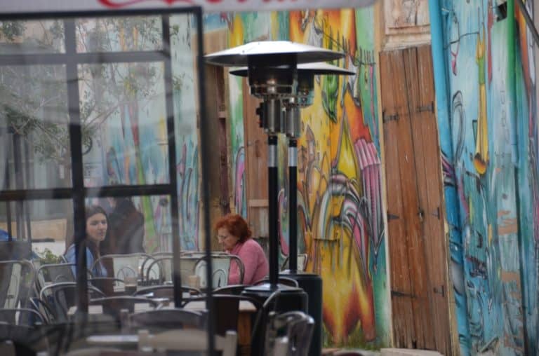 città – caffé con graffiti, Mar.2015 (Nicosia la capitale di Cipro)