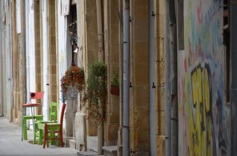 città – strada con sedie, Mar.2015 (Nicosia la capitale di Cipro)