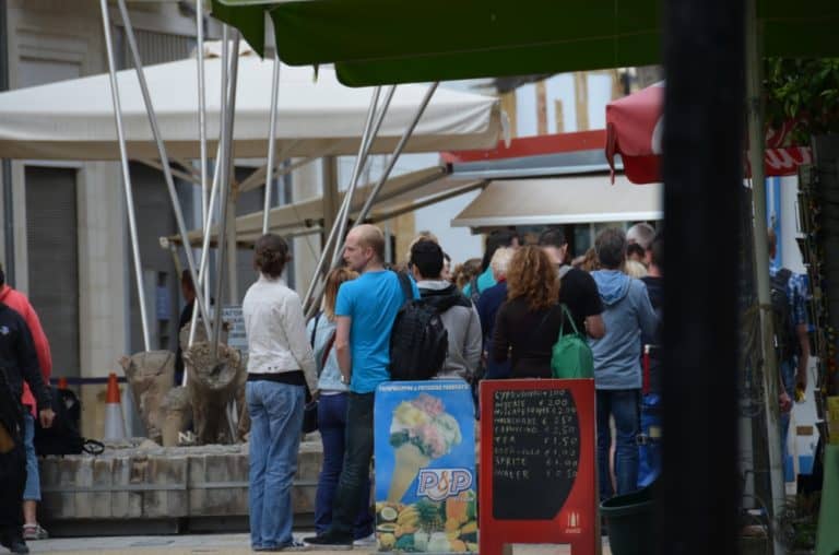 town – queue, Mar.2015 (Nicosia)