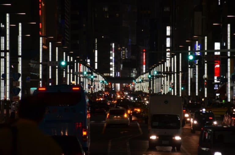 日本、東京－夜の大通り 2014年8月 (東京)