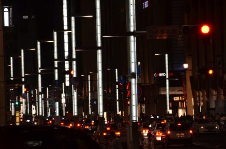 日本、東京－白い街灯 2014年8月 (東京)