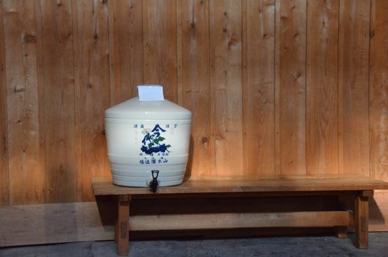 Niigata, sake brewery – on the bench, Sept.2016 (Niigata)