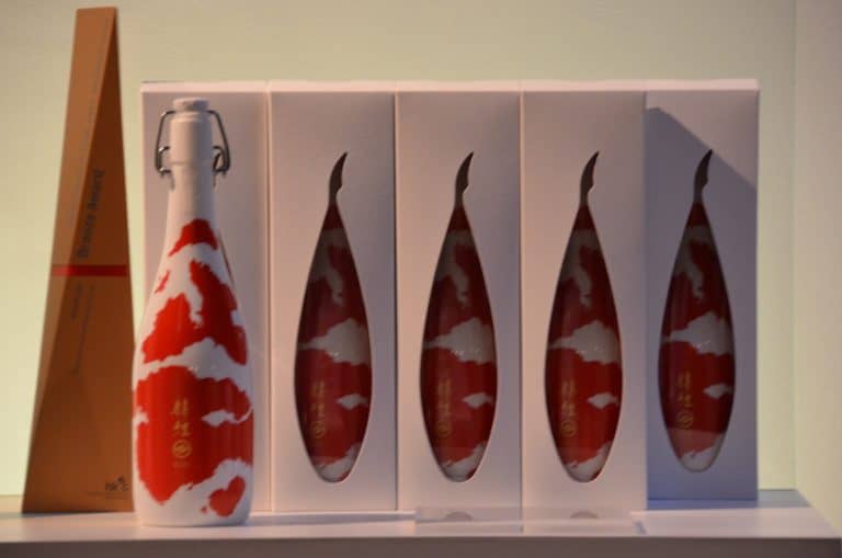 Niigata, sake brewery – special coloured carp bottles, Sept.2016 (Niigata)