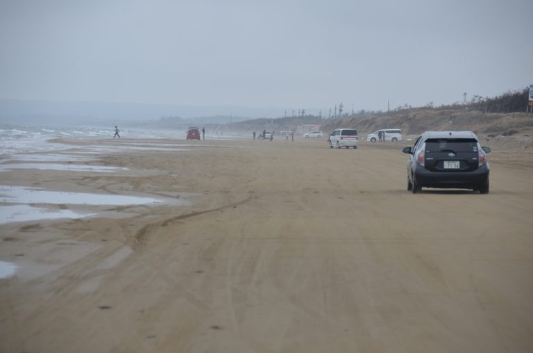 Chirihama – car on the beach, Mar.2016 (Noto Peninsula)
