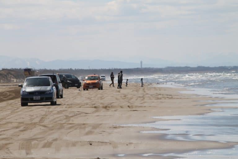 Chirihama – cars and people, Mar.2016 (Península de Noto)
