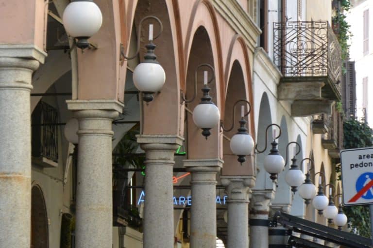 Novara – fila di lampioni, Sett.2015 (Piemonte)