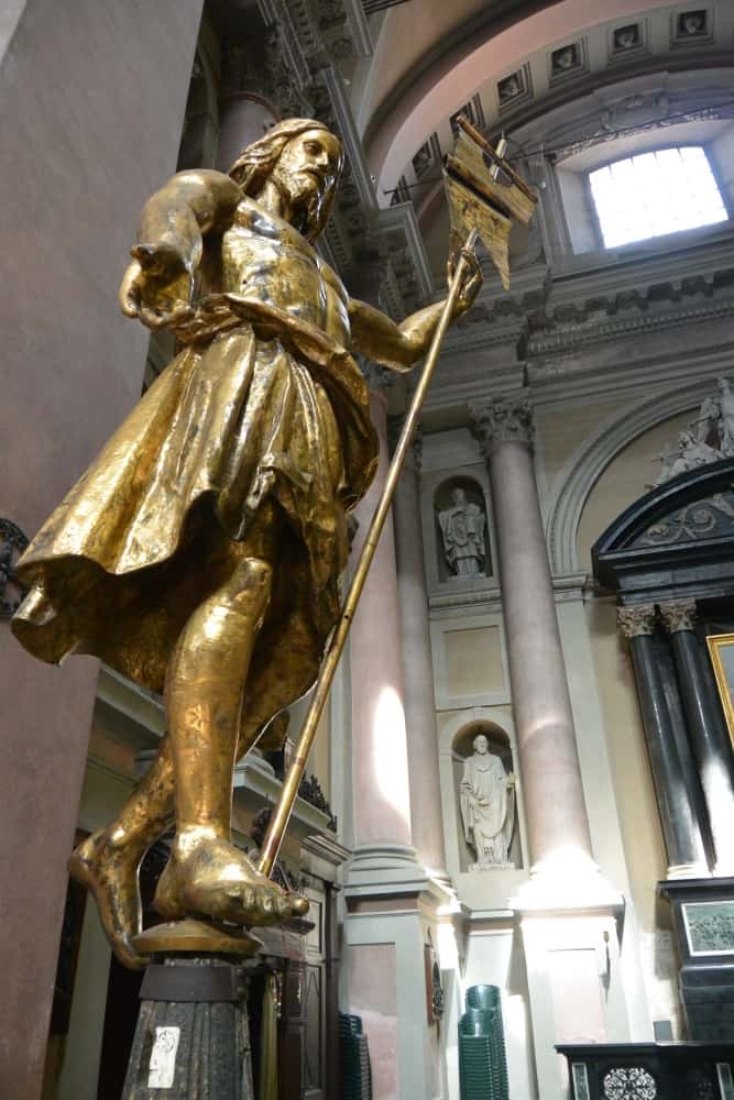 Novara – statua nella chiesa, Sett. 2015 (Piemonte)