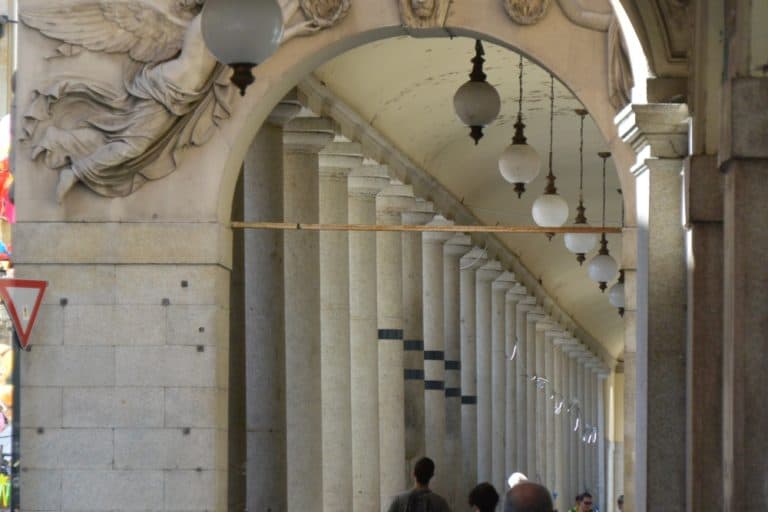 Novara – colonne e lampioni, Sett. 2015 (Piemonte)