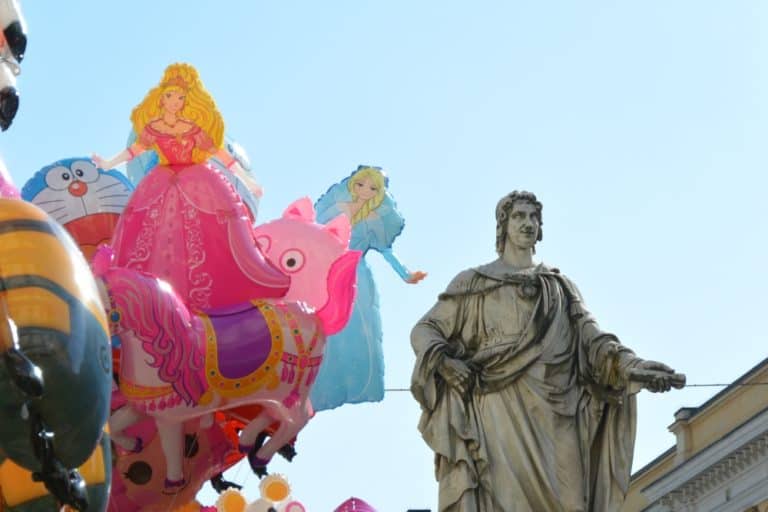 Novara – statua e palloncini, Sett. 2015 (Piemonte)